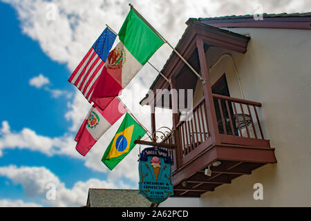 St. Augustine, Florida. 30. Mai 2019. Schöne alte Haus mit Balkon und bunte Fahnen in der St. George Street in der Altstadt in Floridas historischen Küste. Stockfoto