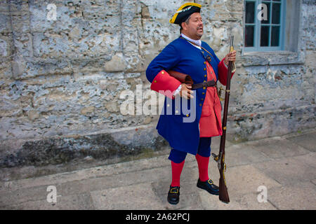 St. Augustine, Florida. 30. Mai 2019. Reenactor gekleidet wie ein spanischer Soldat des siebzehnten Jahrhunderts in Floridas historischen Küste. 2 Stockfoto