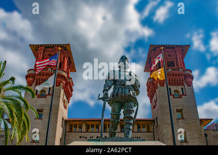 St. Augustine, Florida. 30. Mai 2019. Pedro Menendez de Aviles Statue auf Lightner Museum Hintergrund in Florida's historische Küste. Stockfoto