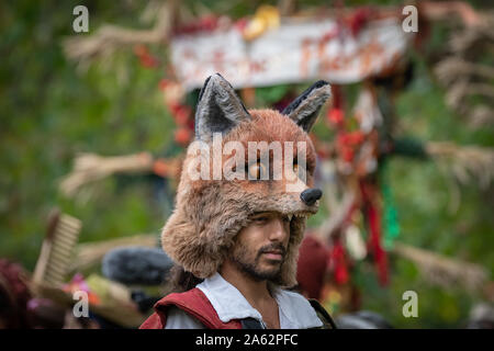 Oktober viel traditionelle herbstliche Prozession. Kukeri von den Löwen Teil im Imperial War Museum Gardens durchführen. London, Großbritannien. Stockfoto