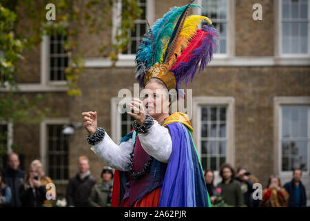 Oktober viel traditionelle herbstliche Prozession. Kukeri von den Löwen Teil im Imperial War Museum Gardens durchführen. London, Großbritannien. Stockfoto