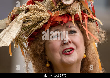 Oktober viel traditionelle herbstliche Prozession. Kukeri von den Löwen Teil im Imperial War Museum Gardens durchführen. London, Großbritannien. Stockfoto