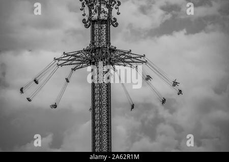 Orlando, Florida. Juli 05, 2019 Menschen genießen Sky Flyer Attraktion in International Drive Stockfoto