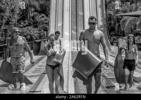 Orlando, Florida. Juli 01, 2019. Familie wandern nach Beendigung der Fahrt in Taumata Racer an Aquatica Stockfoto