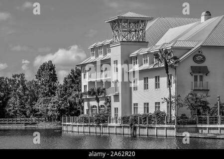 Orlando, Florida. Januar 15, 2019. Luxus Hotel, Wald und blauen See in der Feier der Stadt in Kissimmee Bereich Stockfoto