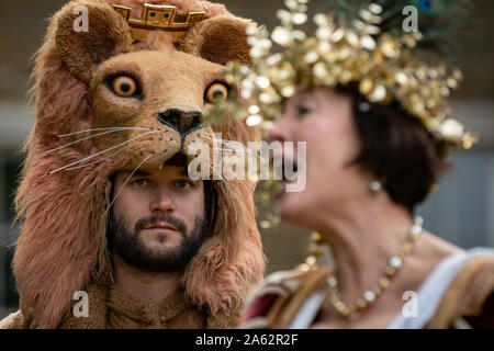 Oktober viel traditionelle herbstliche Prozession. Kukeri von den Löwen Teil im Imperial War Museum Gardens durchführen. London, Großbritannien. Stockfoto