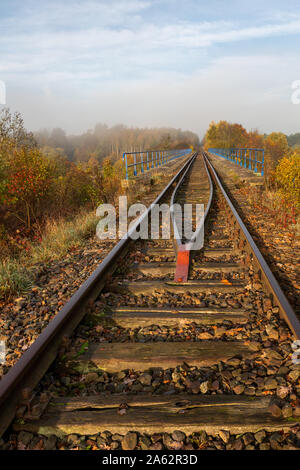 Alten Gleise durch die Brücke. Bahnlinie in Mitteleuropa. Herbst Saison. Stockfoto