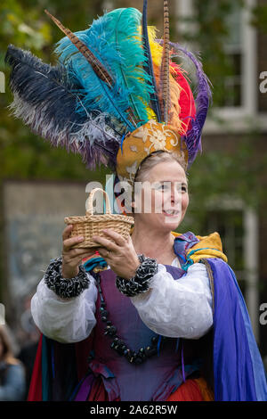 Oktober viel traditionelle herbstliche Prozession. Kukeri von den Löwen Teil im Imperial War Museum Gardens durchführen. London, Großbritannien. Stockfoto