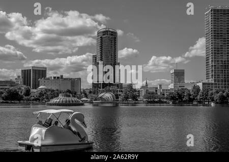 Orlando, Florida. Oktober 12, 2019. Nettes Paar beim Swan Boot am Lake Eola Park Stockfoto