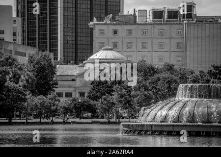 Orlando, Florida. Oktober 12, 2019. Teilansicht von Memorial Fountain und St. George Kirche in der Innenstadt Stockfoto