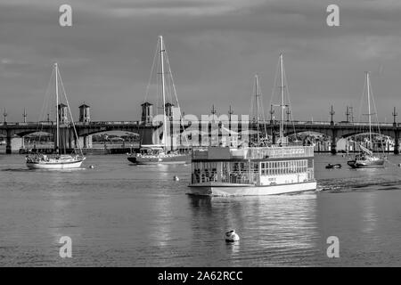 St. Augustine, Florida. Januar 25, 2019. Segelboote und Brücke von Löwen auf Sonnenuntergang Himmel Hintergrund an der alten Stadt Floridas in den historischen Küste 2. Stockfoto