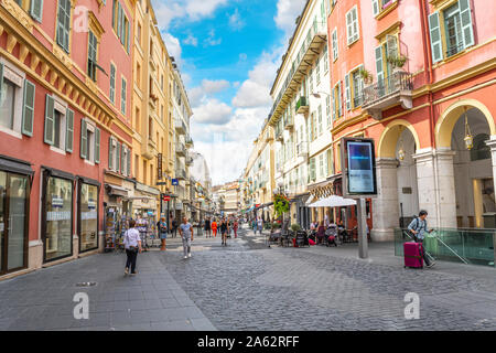 Touristen einkaufen und speisen Sie in Cafés entlang einer der Hauptstraßen in der Nähe der Altstadt von Nizza, in der mediterranen Stadt Nizza, Frankreich. Stockfoto