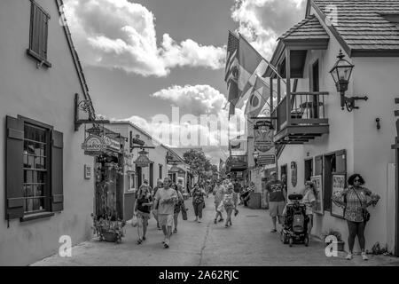 St. Augustine, Florida. März 31, 2019. Die Menschen wandern in St. George Street an Floridas historischen Küste Stockfoto