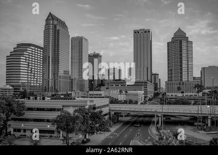 Tampa Bay, Florida. April 28, 2019. Luftaufnahme von Tampa Downtown auf der Sunrise Hintergrund 2 Stockfoto