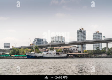 Die Stadt Bangkok, Thailand - 17. März 2019: Chao Phraya Fluss. Weiß-schwarz Restaurant Schiff Vanvarang in der Nähe von Rama III Brücke über den Fluss angedockt. Supalai Casa Stockfoto