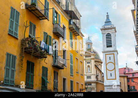 Blick auf den Glockenturm Campanile der schönen Kathedrale am Place Rossetti vorbei an einem Wohnhaus mit Wäsche aufhängen in der Altstadt von Nizza Frankreich. Stockfoto