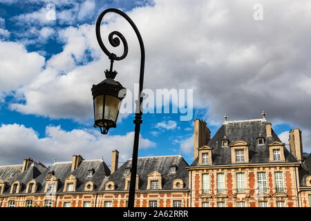 In der Nähe von alten Gebäuden und Straßenlaternen der Place des Vosges im Herbst in Paris, die Place des Vosges die älteste geplante Platz in Paris, Frankreich Stockfoto