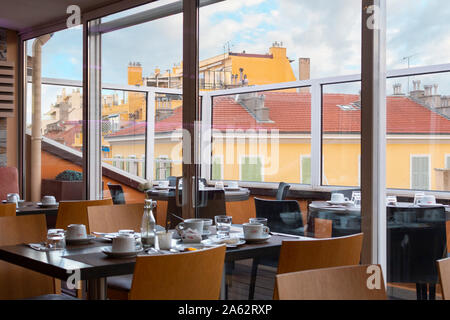 Eine leere Tabelle noch in einem Café auf dem Dach in der mediterranen Stadt Nizza Frankreich, gereinigt werden müssen. Stockfoto