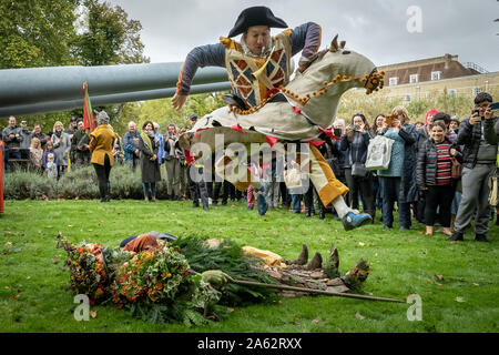 Oktober viel traditionelle herbstliche Prozession. Kukeri von den Löwen Teil im Imperial War Museum Gardens durchführen. London, Großbritannien. Stockfoto