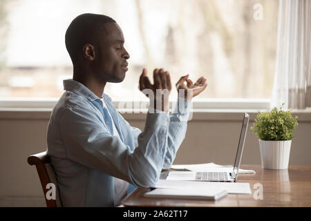 Friedliche tausendjährigen afrikanischen amerikanischen Mann tief atmend, Stress zu reduzieren. Stockfoto