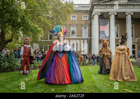 Oktober viel traditionelle herbstliche Prozession. Kukeri von den Löwen Teil im Imperial War Museum Gardens durchführen. London, Großbritannien. Stockfoto