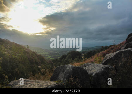 Blick hinunter Hoffnung Tal in Richtung Hathersage von der Überraschung im Peak District Stockfoto