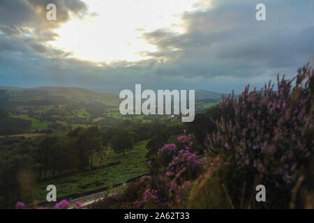 Blick hinunter Hoffnung Tal in Richtung Hathersage von der Überraschung im Peak District Stockfoto