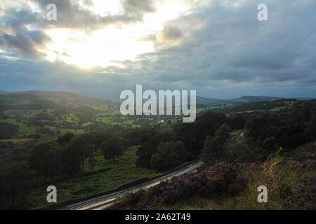 Blick hinunter Hoffnung Tal in Richtung Hathersage von der Überraschung im Peak District Stockfoto