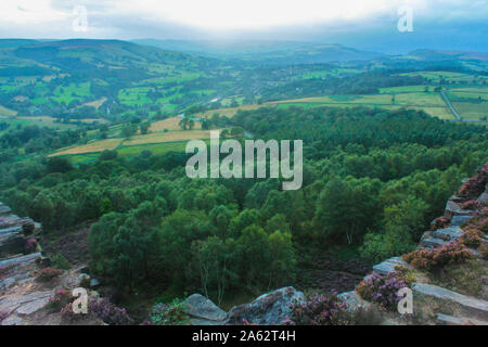 Blick hinunter Hoffnung Tal in Richtung Hathersage von der Überraschung im Peak District Stockfoto