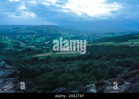 Blick hinunter Hoffnung Tal in Richtung Hathersage von der Überraschung im Peak District Stockfoto