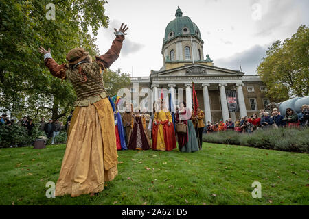 Oktober viel traditionelle herbstliche Prozession. Kukeri von den Löwen Teil im Imperial War Museum Gardens durchführen. London, Großbritannien. Stockfoto