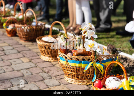 Drohobych voroblevychi Dorf, Bezirk, der westlichen Ukraine - 07 April 2018: Ostern Körbe mit Essen fertig sind für die Weihe. Christliche Traditionen Stockfoto