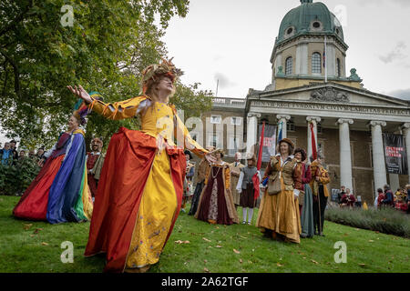 Oktober viel traditionelle herbstliche Prozession. Kukeri von den Löwen Teil im Imperial War Museum Gardens durchführen. London, Großbritannien. Stockfoto