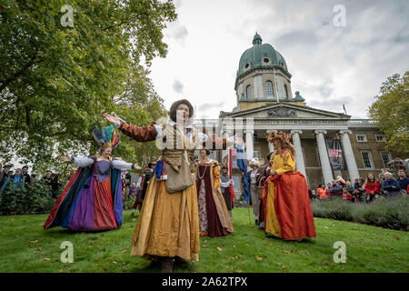 Oktober viel traditionelle herbstliche Prozession. Kukeri von den Löwen Teil im Imperial War Museum Gardens durchführen. London, Großbritannien. Stockfoto