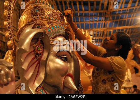 Mumbai, Maharashtra, Indien, Südostasien: Workshop für die großen Idole von Lord Ganesh elefantenköpfige Ganesha Hindu Gott für Ganpati Festival. Stockfoto