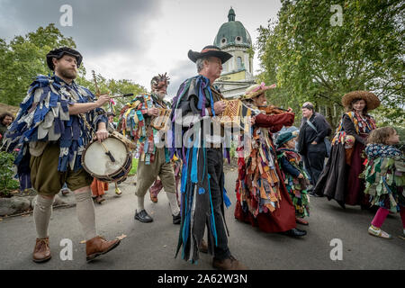 Oktober viel traditionelle herbstliche Prozession. Kukeri von den Löwen Teil im Imperial War Museum Gardens durchführen. London, Großbritannien. Stockfoto