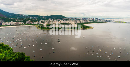 Anzeigen von Botafogo Nachbarschaft und Berge in Rio de Janeiro im Sommer. Stockfoto