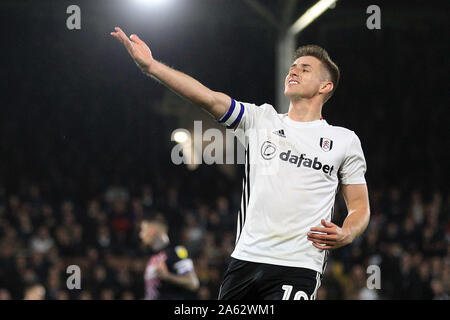 London, Großbritannien. 23 Okt, 2019. Tom Cairney von Fulham Signale an die Fans. EFL Skybet championship Match, Fulham v Luton Town im Craven Cottage in London am Mittwoch, den 23. Oktober 2019. Dieses Bild dürfen nur für redaktionelle Zwecke verwendet werden. Nur die redaktionelle Nutzung, eine Lizenz für die gewerbliche Nutzung erforderlich. Keine Verwendung in Wetten, Spiele oder einer einzelnen Verein/Liga/player Publikationen. pic von Steffan Bowen/Andrew Orchard sport Fotografie/Alamy Live news Credit: Andrew Orchard sport Fotografie/Alamy leben Nachrichten Stockfoto