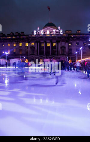 Eislaufbahn, Skater auf Eis, Tätigkeit für den Winter Weihnachten freie Zeit, Somerset House, London, Englandeve Stockfoto