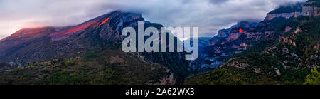 Blick auf den Canyon von Añisclo bei Sonnenuntergang. Großes Panorama. Nationalpark von Ordesa und Monte Perdido. Huesca, Spanien Stockfoto