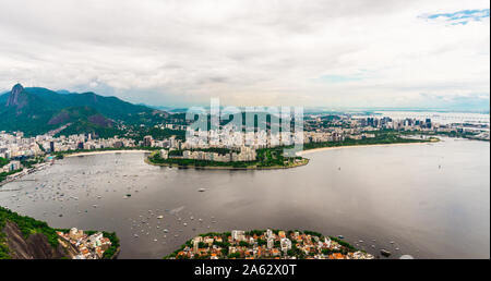 Anzeigen von Botafogo Nachbarschaft und Berge in Rio de Janeiro im Sommer. Stockfoto