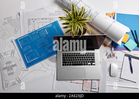 Büro einrichten, mit Laptops, Architekturentwürfe und Briefpapiere. Stockfoto