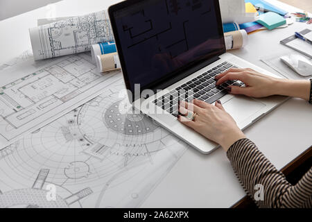 Büro einrichten, mit Laptops, Architekturentwürfe und Briefpapiere. Stockfoto