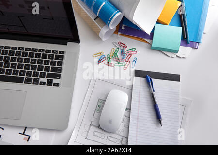 Büro einrichten, mit Laptops, Architekturentwürfe und Briefpapiere. Stockfoto