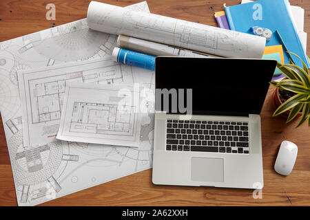 Büro einrichten, mit Laptops, Architekturentwürfe und Briefpapiere. Stockfoto