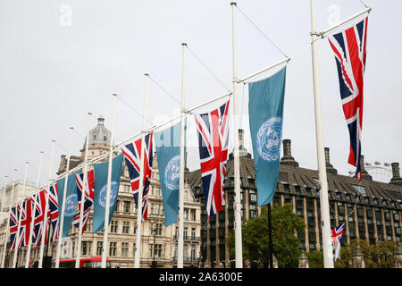 Die Vereinten Nationen und die Union Jack Flags sind im Parlament in Westminster während der Tag der Vereinten Nationen feiern gesehen. Stockfoto