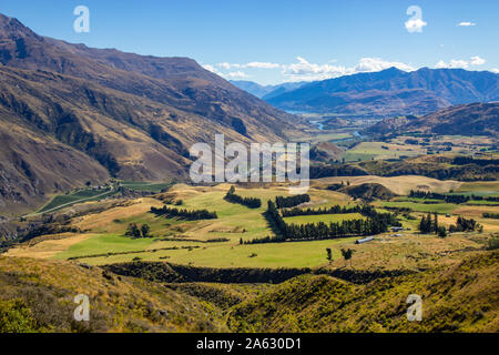 Blick auf das Tal von Crown Range road Cardrona, Neuseeland Stockfoto