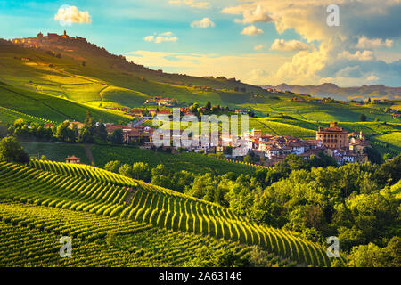 Panorama Weinberge der Langhe, Barolo Dorf, UNESCO-Welterbe, Piemont, Norditalien Europa. Stockfoto