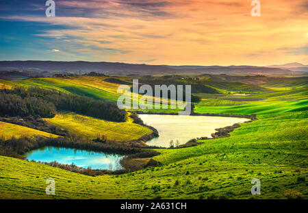 Toskana Landschaft, kleine Seen, grünen und gelben Felder im Crete Senesi. Italien, Europa. Stockfoto