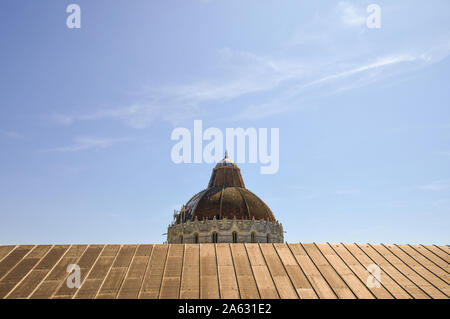 Dachterrasse mit Blick auf die Kuppel des Baptisterium des Hl. Johannes in der berühmten Piazza dei Miracoli in Pisa gegen ein klarer blauer Himmel, Toskana, Italien Stockfoto
